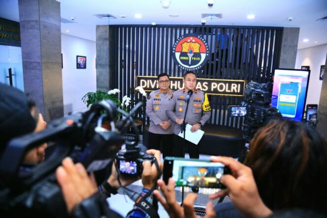
Polisi Serahkan Berkas 7 PPLN Malaysia yang Diduga Langgar Aturan Pemilu