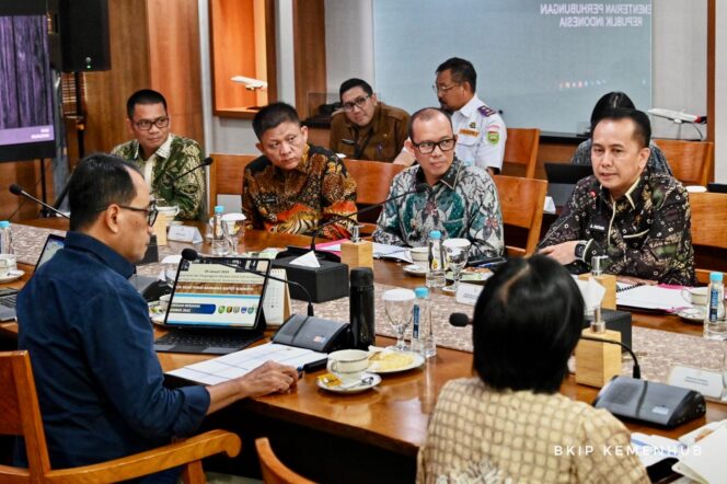 
					Pj Gubernur Agus Fatoni Pimpin Bupati Audensi Dengan Menteri Perhuhungan Bahas Aktifasi Bandara Gatot Subroto Way Kanan