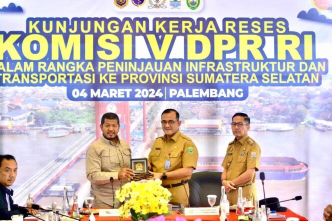 
					Plh Sekda Edward Candra Dampingi Reses Komisi V DPR RI, Tinjau Infrastruktur di Kota Palembang