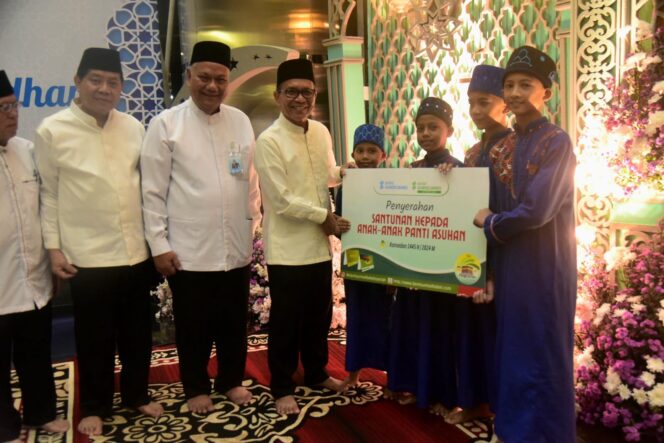 
Eratkan Silaturahmi, Sekda SA Supriono Salat Isya dan Tarawih Berjamaah bersama Jajaran BSB
