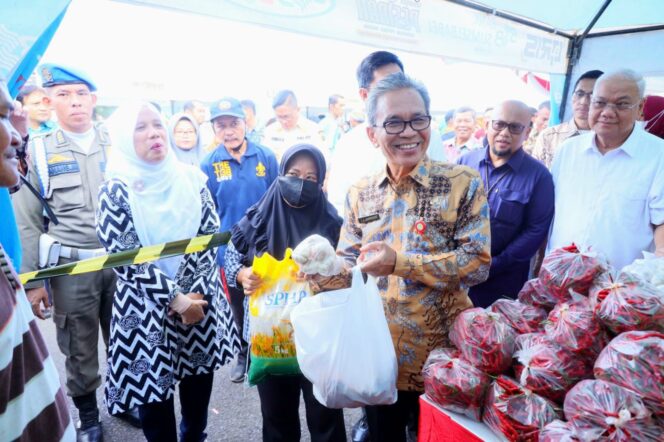 
Penuhi Kebutuhan Pokok Masyarakat hingga Pegawai Non ASN, Pemprov Sumsel Bersama BI dan BMPD Gelar Pasar Murah