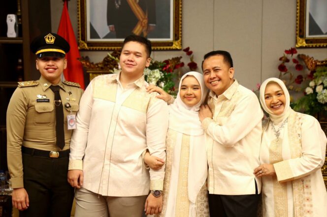 
Pj Gubernur Agus Fatoni Bersama Pj Ketua TP PKK Tyas Fatoni dan Keluarga Gelar Open House Hari Raya Idul Fitri 2024 di Griya Agung