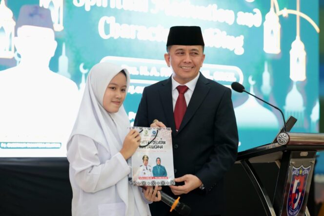 
Pj Gubernur Agus Fatoni Beri Motivasi Pelajar Peserta Pesantren Ramadhan SMAN 5 Palembang