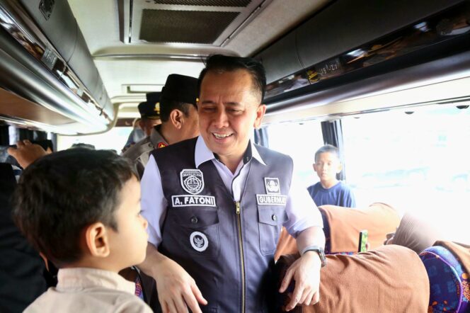 
Pj Gubernur Agus Fatoni Lepas Keberangkatan 17 Armada Bus Angkutan Mudik Gratis dari Terminal Alang-alang Lebar Palembang
