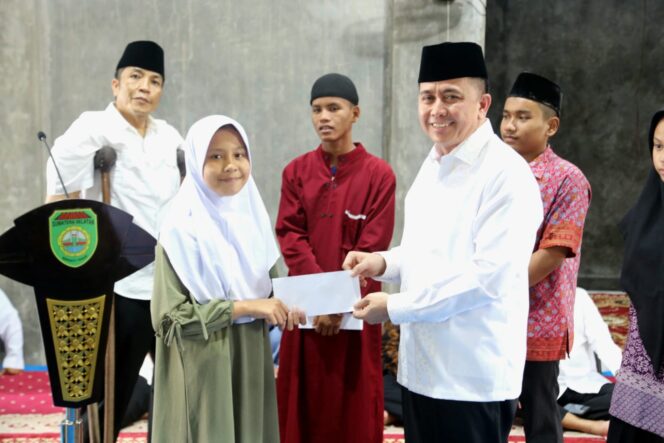 
Berbagi Kebahagian Jelang Lebaran, Pj Gubernur Agus Fatoni Santuni Ribuan Anak Yatim