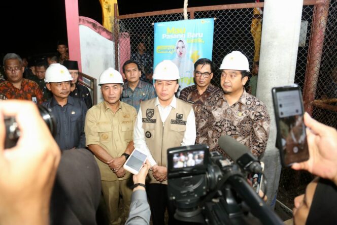 
Pj Gubernur Agus Fatoni Resmikan Penyalaan Perdana Listrik PLN di Kecamatan Babat Supat Kabupaten Muba