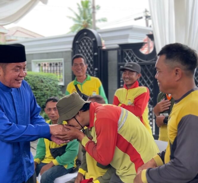 
					Penyapu Jalan Ramaikan Halal Bihalal di Kediaman Pribadi Gubernur Sumsel 2018-2023 Herman Deru