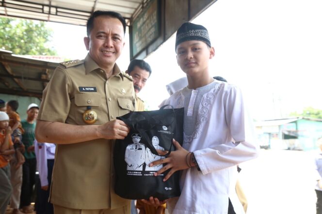 
Pj Gubernur Agus Fatoni Bersama Pj Ketua TP PKK Tyas Fatoni Isi Bulan Puasa dengan Memperbanyak Berbagi