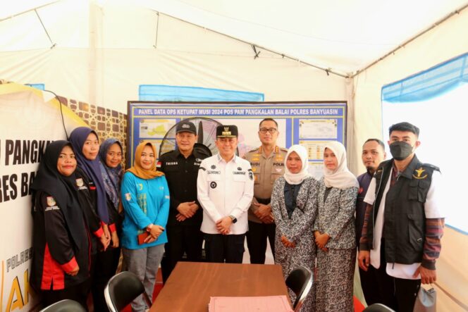 
Pj Gubernur Sumatera Selatan Agus Fatoni Tinjau Posko Pengamanan Lebaran dan Berikan Bantuan