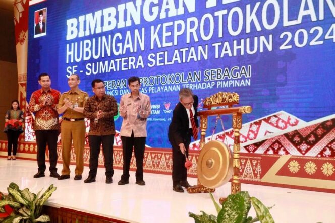 
Pj Gubernur Agus Fatoni Buka Bimtek Hubungan Keprotokolan se-Sumsel Tahun 2024