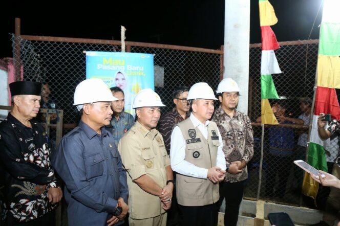 
Pj Gubernur Agus Fatoni Groundbreaking Pembangunan Jaringan Listrik PLN di Babat Supat Musi Banyuasin
