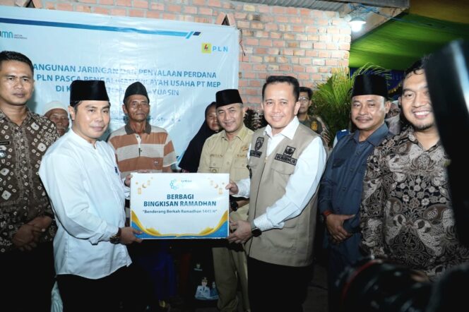 
Pj Gubernur Agus Fatoni Salurkan Bantuan Paket Bantuan Sembako untuk Warga Kecamatan Babat Supat Kabupaten Muba