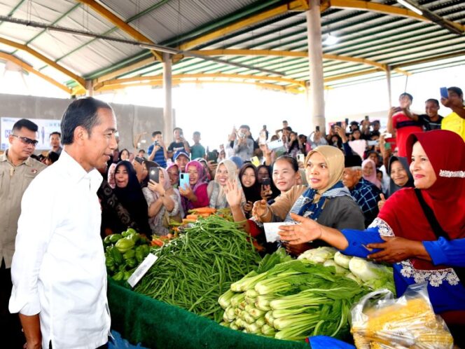 
Jelang Lebaran, Presiden Jokowi Pantau Stok dan Harga Bahan Pokok di Pasar Rakyat Merangin