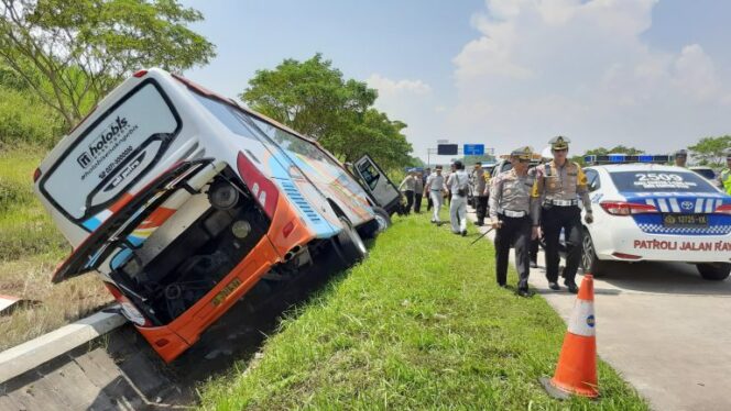 
Kakorlantas Turun Langsung ke Lokasi Kecelakaan Bus KM 370 Tol Batang-Semarang, 7 Orang Meninggal Dunia