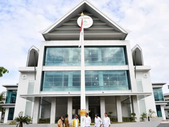 
Awali Hari Kedua di Sulawesi Barat, Presiden Jokowi Tinjau Kantor Gubernur