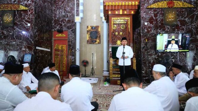 
Safari Jumat, Pj Gubernur Sumsel Berikan Bantuan dan Halal Bihahal dengan Warga