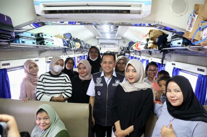 
Pj Gubernur Agus Fatoni Lepas Keberangkatan 1.040 Pemudik Gratis Gunakan Kereta Api