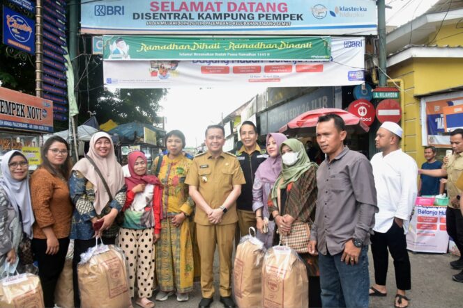 
Pj Gubernur Agus Fatoni Kunjungi Sentra Pempek 26 Ilir, Ajak Masyarakat Beli Pempek untuk Oleh-oleh Mudik ke Kampung