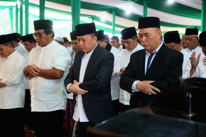 
Pj Gubernur Agus Fatoni dan Keluarga Salat Ied Berjamaah bersama Masyarakat Sumsel di Halaman Griya Agung