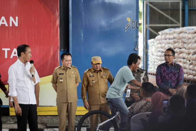 
Presiden Jokowi bersama Pj Gubernur Agus Fatoni Salurkan Bantuan Pangan di Lubuk Linggau