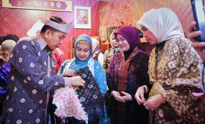 
Pj Gubernur Agus Fatoni Kunjungi Stan Provinsi Sumsel di Pameran Dekranas Solo, Ajak Masyarakat Cintai Produk Lokal