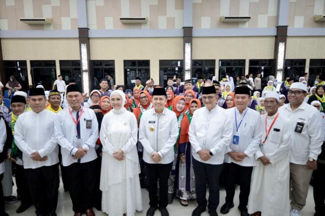 
Pj Gubernur Agus Fatoni Lepas Keberangkatan 445 Jemaah Calon Haji Kloter Pertama Embarkasi Palembang