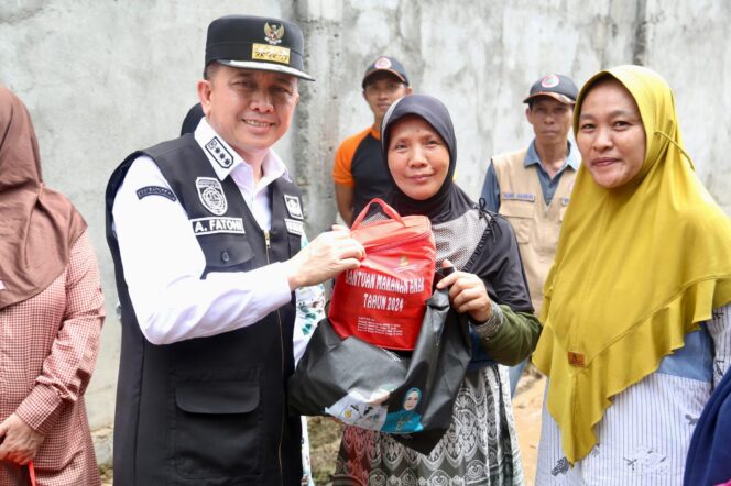 
Beri Bantuan Langsung, Pj Gubernur Agus Fatoni Gunakan Perahu Karet Tinjau Lokasi Banjir di Kabupaten OKU