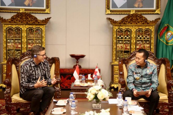 
Pj Gubernur Agus Fatoni Bersama Kedubes Kanada Perkuat Kerjasama Penanganan Permasalahan Perubahan Iklim