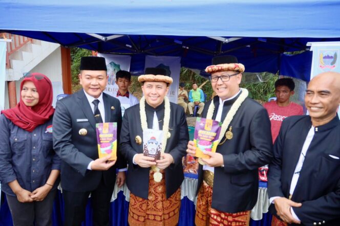 
Pj Gubernur Agus Fatoni dan Pj Ketua TP PKK Sumsel Tyas Fatoni Resmikan Sentra Oleh-oleh dan Kuliner UMKM Tepian Ayek Lematang Lahat