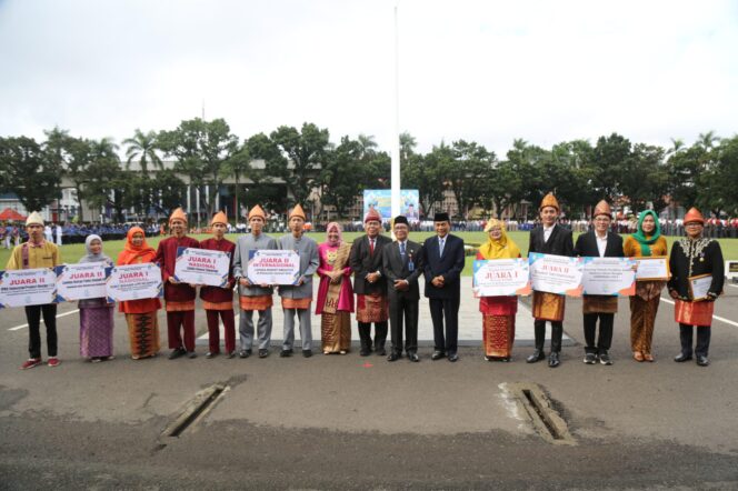 
Sekda Sumsel Serahkan Piagam Penghargaan Pada Upacara Peringatan Hari Pendidikan Nasional tahun 2024