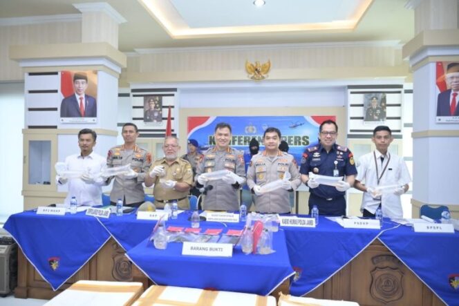 
Ditpolair Polri dan KKP Gagalkan Penyelundupan 125.684 Benih Lobster Senilai Rp 25 M