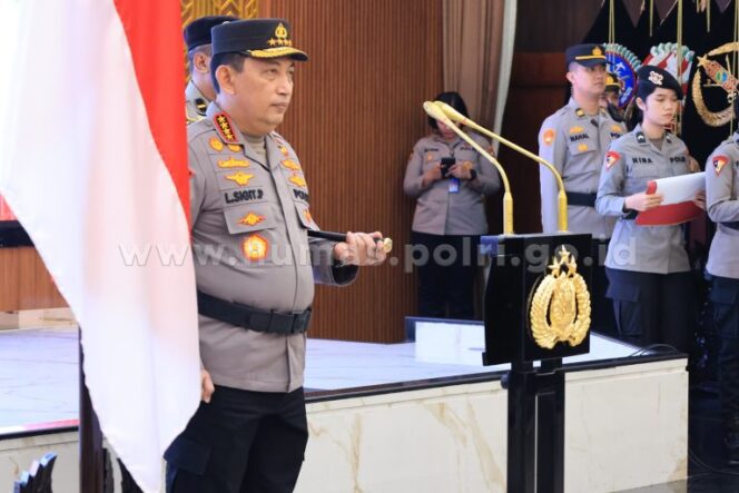 
Kapolri Gelar Kenaikan Pangkat 17 Pati-Pamen Polri