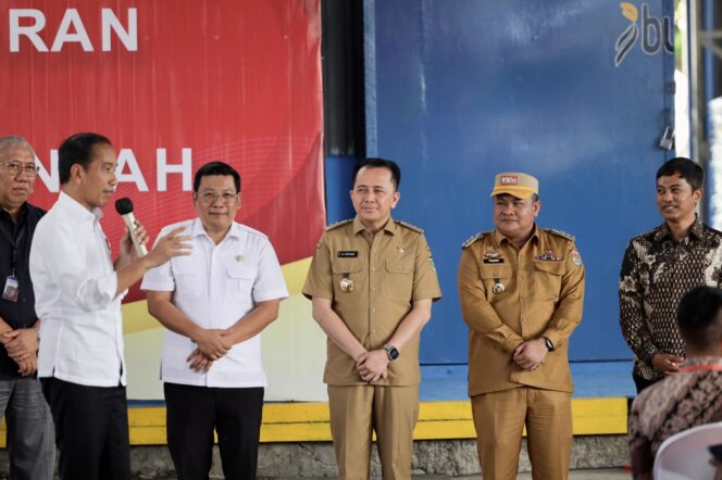 
					Didampingi Pj Gubernur Agus Fatoni, Presiden Jokowi Pastikan Ketersediaan Stok Beras di Gudang Bulog Lubuk Linggau