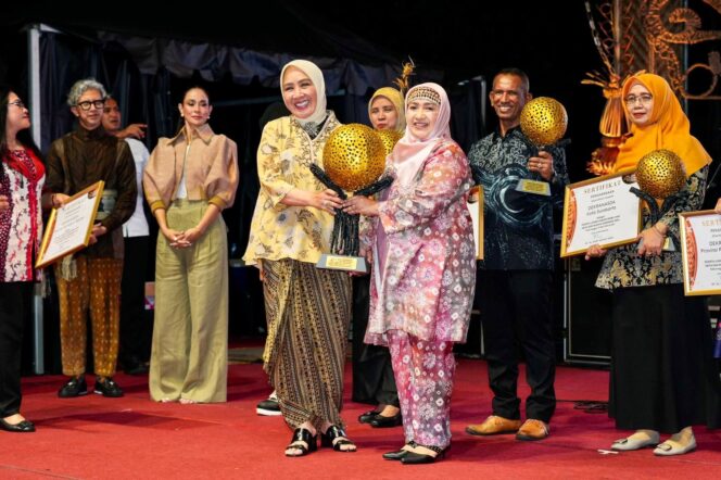 
Dekranasda Sumsel Juara Umum Kendaraan Hias-Stand Terbaik dalam HUT ke-44 Dekranas Tahun 2024