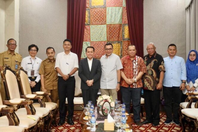 
Pj Gubernur Agus Fatoni Merasa Bangga Ditawari Jadi Dosen pada Program Doktor dan Magister FISIP Unsri