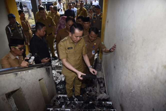 
Pj Gubernur Agus Fatoni Janji Segera Renovasi Bangunan Asrama SMAN 3 Kayuagung OKI yang Terbakar