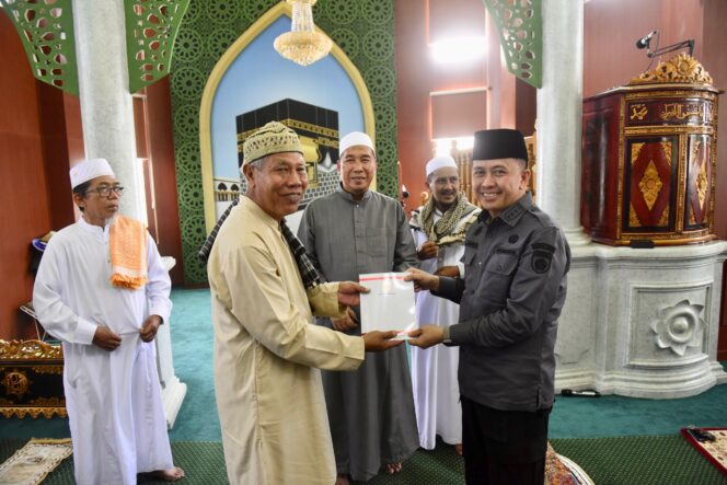 
Salat Jumat di Masjid Al-Ittihad Way Hitam, Pj Gubernur Agus Fatoni Ajak Jamaah Jaga Kondusifitas Daerah