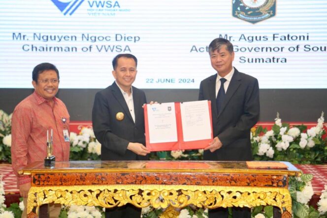 
Pj Gubernur Agus Fatoni bersama Delegasi Perusahaan Air Minum asal Vietnam Teken MoU