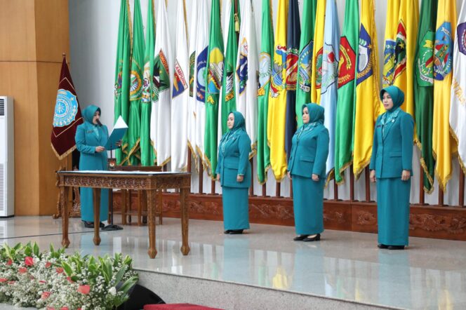 
Ketua TP PKK Pusat Tri Tito Karnavian Lantik Melza Ayu Rahminia Elen Setiadi Sebagai Pj Ketua TP PKK Sumsel Gantikan Tyas Fatoni