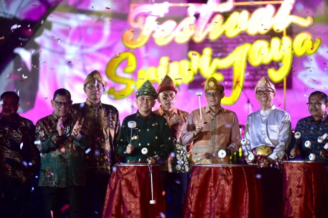 
Festival Sriwijaya Masuk ‘Karisma Event Nusantara 2024’, Menparekraf Sandiaga Uno beri Penghargaan kepada Pj Gubernur Agus Fatoni
