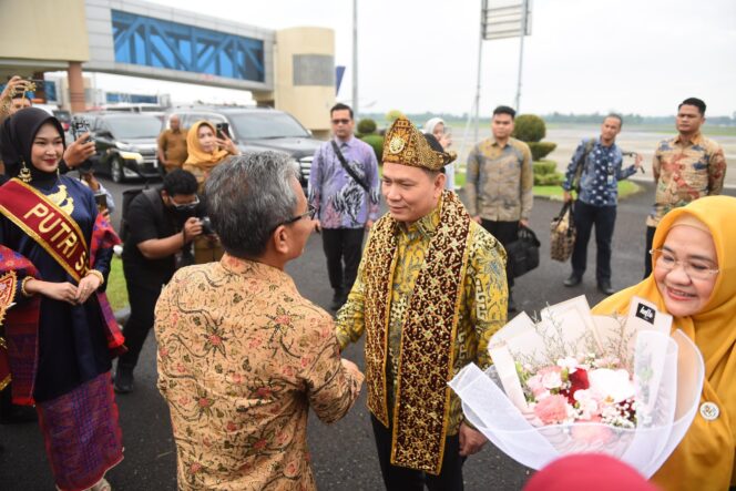 
Tiba di Palembang, Pj Gubernur Elen Setiadi Bersama Pj Ketua TP PKK Melza Ayu Rahminia Disambut Sekda dan Forkopimda Sumsel