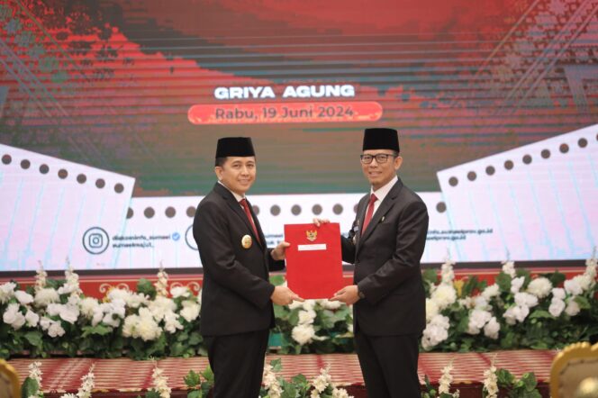 
Pj Gubernur Agus Fatoni Serahkan SK Perpanjangan Pj Bupati OKU Kepada Teddy Meilwansyah