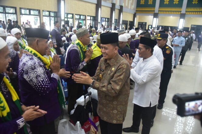 
Pj Gubernur Agus Fatoni Sambut Kepulangan 450 Jamaah Haji Kloter I Embarkasi Palembang
