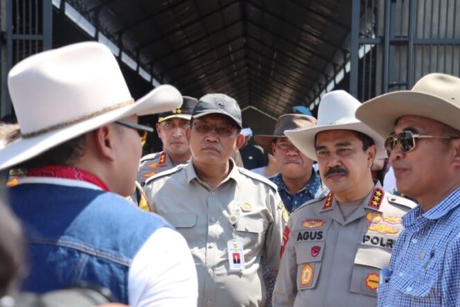 
					Wakapolri Bersama Mentan Pastikan Ketersediaan Hewan Kurban Jelang Idul Adha 1445 H