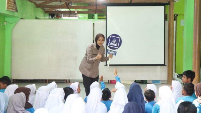 
Brigadir Yuvina, Sosok Polwan yang Piawai Berbahasa Isyarat dari Polresta Banyumas