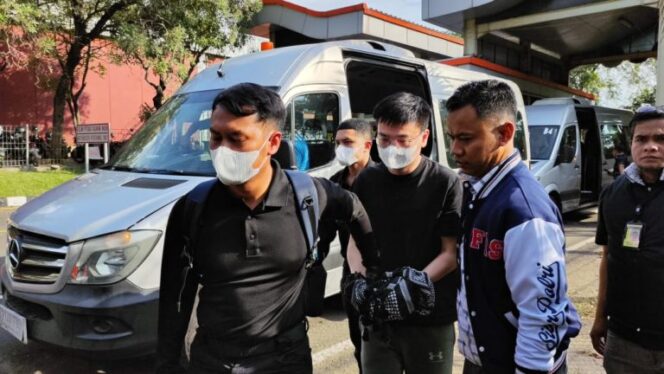 
Kerja Sama dengan Interpol Abu Dhabi, Polri Tangkap Warga China Penipu 800 WNI