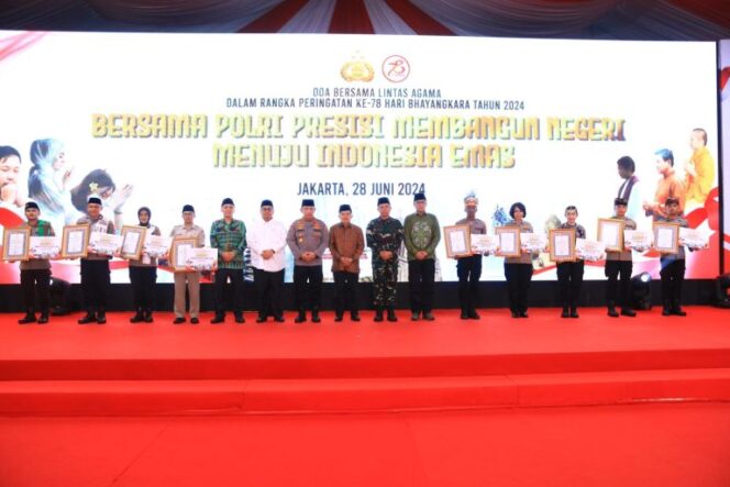 
Polri Gelar Doa Bersama Lintas Agama Jelang HUT Bhayangkara ke-78, Kapolri: Kita Berdoa untuk Polri dan Indonesia Emas 2045