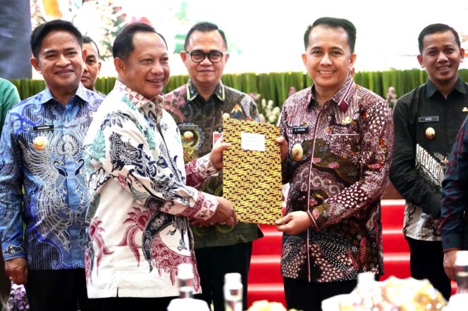 
					Beri Bantuan Hampir Rp 1 Triliyun Guna Tingkatkan Produktivitas Pertanian, Mentan Puji Pj Gubernur Agus Fatoni: Paling Rajin Ini Sumatera Selatan