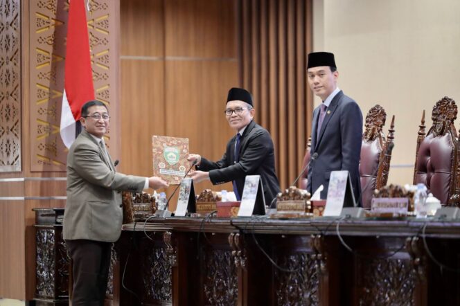 
Sekda Supriono Simak Pandangan Umum Fraksi DPRD Sumsel Terhadap Pembahasan Raperda Pertanggungjawaban APBD TA 2023