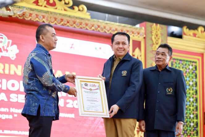 
Pj Gubernur Agus Fatoni Terima Piagam dan Jas Kehormatan PWI Pusat pada Puncak HPN PWI Sumsel Tahun 2024